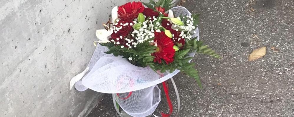 I fiori lasciati davanti alla caserma a Seregno