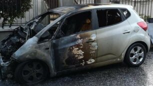 Seregno auto incendiata in via Jacopone da Todi