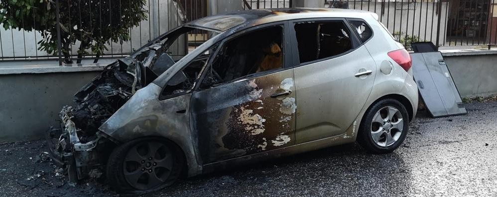 Seregno auto incendiata in via Jacopone da Todi