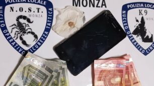 La droga, il cellulare e il denaro sequestrati