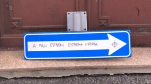 Il cartello provocatorio posizionato di fronte alla vetrina del Pd