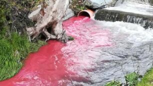 Uno sversamento in un fiume della Brianza: l’acqua diventa di colore rosso