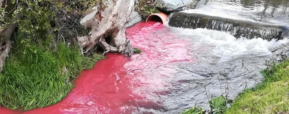 Uno sversamento in un fiume della Brianza: l’acqua diventa di colore rosso