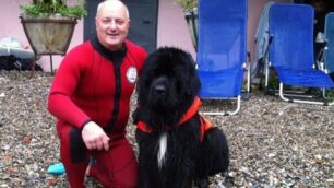 Claudio Longoni della onlus ACSN con il suo cane Franz che, come Attilio, è stato addestrato a salvare persone in difficoltà nell’acqua
