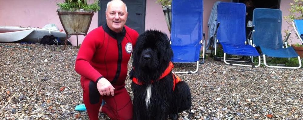 Claudio Longoni della onlus ACSN con il suo cane Franz che, come Attilio, è stato addestrato a salvare persone in difficoltà nell’acqua