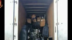 Sedili, un motore e altri pezzi di una vettura cannibalizzata caricati su un camion