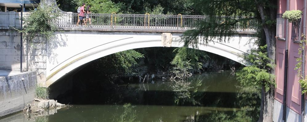 Il ponte di via Zanzi a Monza