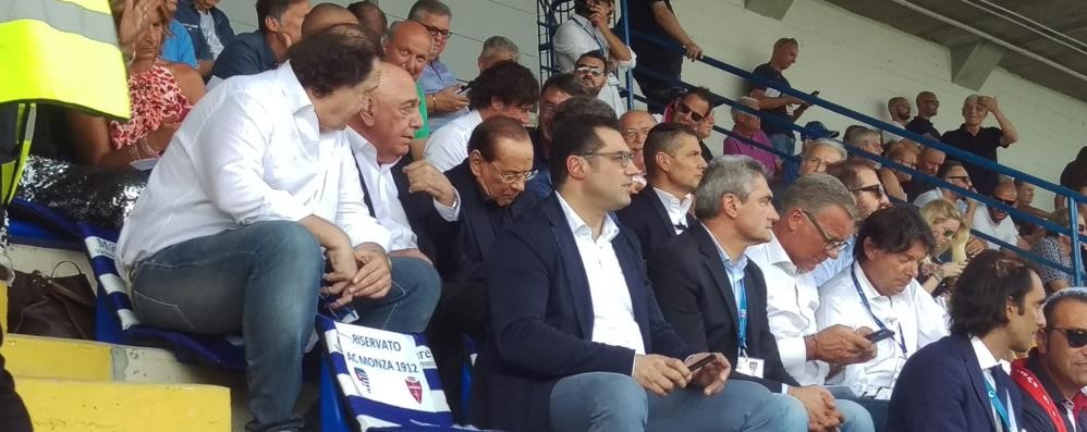 bBerlusconi, terzo da sinistra, con Galliani, in tribuna a Busto ArsizioFoto Diego Marturano