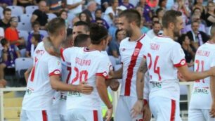 L’esultanza dei giocatori biancorossi dopo il gol dell’illusorio vantaggio per il Monza a Firenze