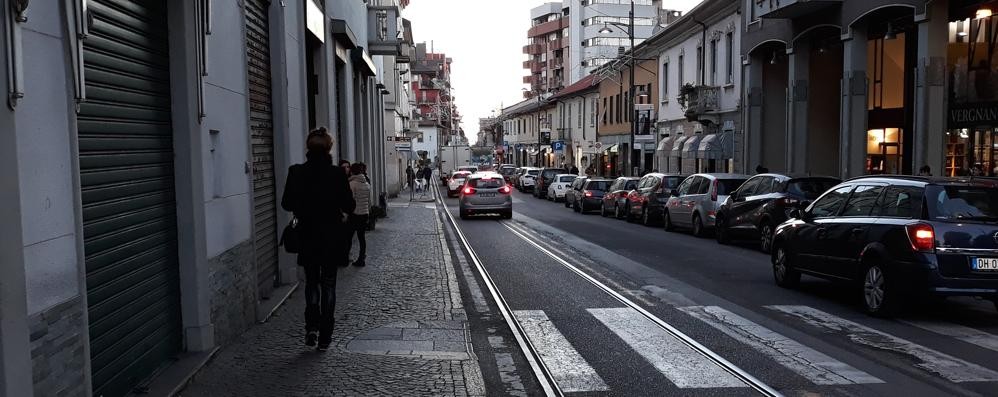 Saracinesche abbassate in corso Italia a Desio