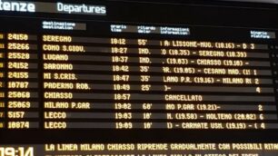 Otto luglio, stazione di Monza: il tabellone luminoso con i ritardi accumulati dai treni