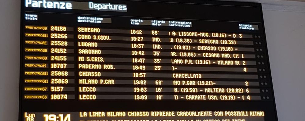 Otto luglio, stazione di Monza: il tabellone luminoso con i ritardi accumulati dai treni