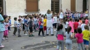 Bambini giocano nel cortile della scuola De Nova-Archinti