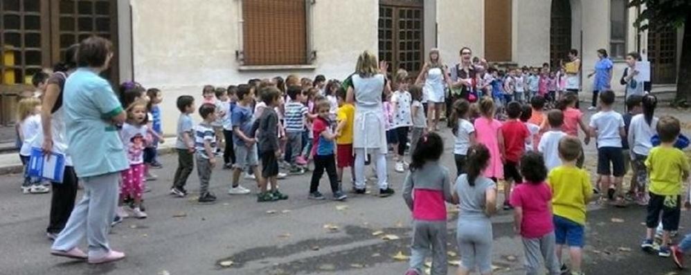 Bambini giocano nel cortile della scuola De Nova-Archinti