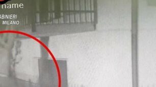 Ladri d'appartamento in azione in un video di sicurezza