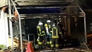 Incendio fioraio cimitero Lentate . Fiamme alte sul posto, vigili del fuoco di Lazzate per spegnimento e messa in sicurezza. Nessun ferito nè intossicato