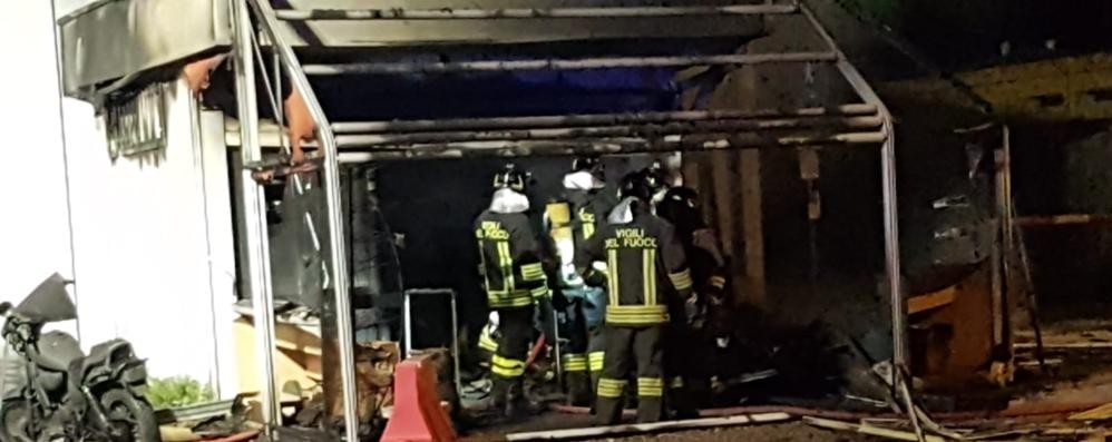 Incendio fioraio cimitero Lentate . Fiamme alte sul posto, vigili del fuoco di Lazzate per spegnimento e messa in sicurezza. Nessun ferito nè intossicato