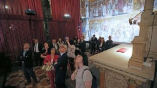 Turisti in visita alla Cappella degli Zavattari di Monza