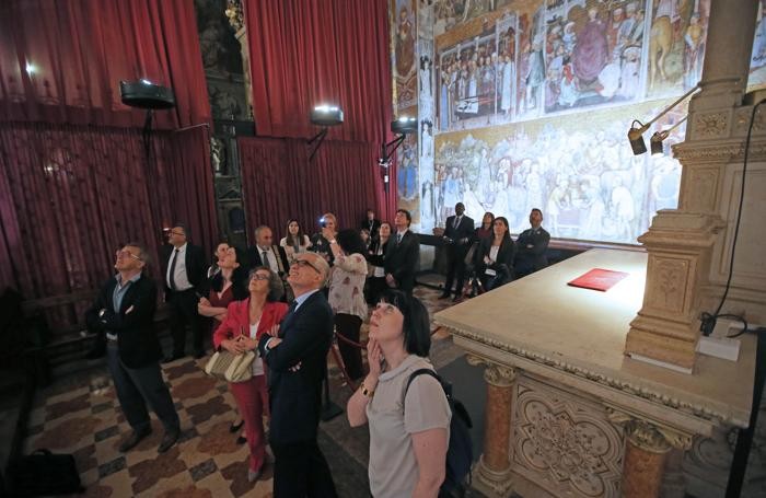 Turisti in visita alla Cappella degli Zavattari di Monza