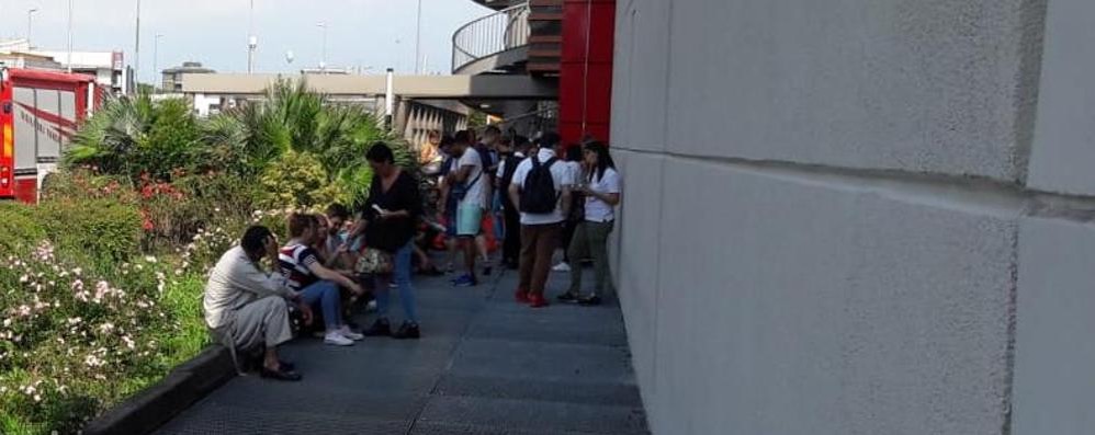 Le persone evacuate dal centro commerciale