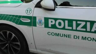Un’auto della polizia locale di Monza
