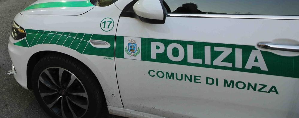 Un’auto della polizia locale di Monza