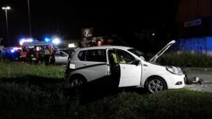 Frontale fra due vetture a Giussano via Como. Strada chiusa per permettere i soccorsi. Sul posto oltre al 118 due mezzi dei vigili del fuoco di Seregno.