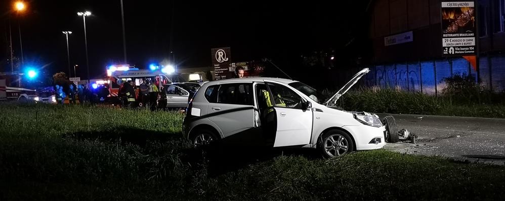 Frontale fra due vetture a Giussano via Como. Strada chiusa per permettere i soccorsi. Sul posto oltre al 118 due mezzi dei vigili del fuoco di Seregno.