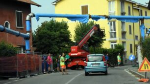 Le operazioni di smontaggio del bypass fognario di Seregno