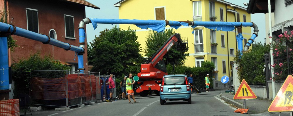 Le operazioni di smontaggio del bypass fognario di Seregno