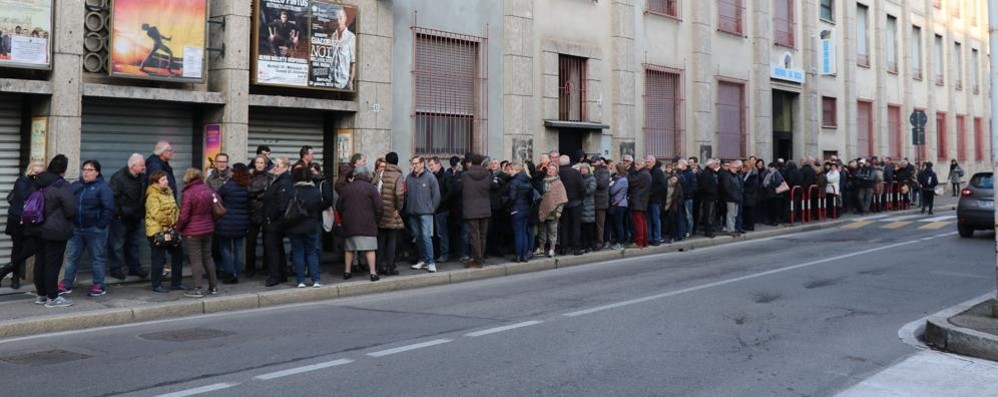 Lunghe file al teatro San Rocco