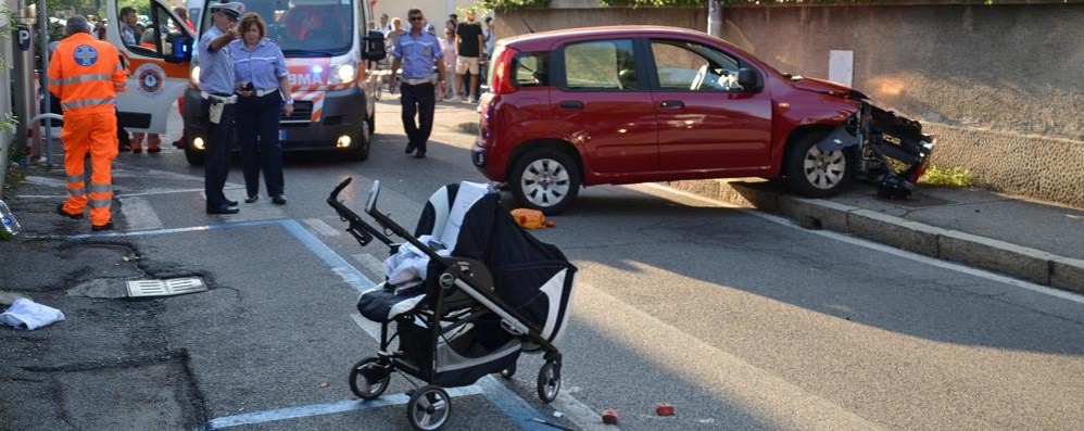 Investimento nonni e nipotino a Seregno. Sul posto 4 ambulanze, l'automedica e l'elisoccorso