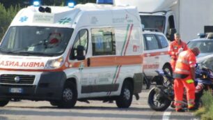 I soccorsi sulla 36 e la moto coinvolta nell’incidente contro la cuspide (a sinistra)