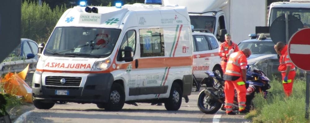 I soccorsi sulla 36 e la moto coinvolta nell’incidente contro la cuspide (a sinistra)