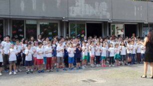 Gli alunni nel cortile interno della scuola Puecher