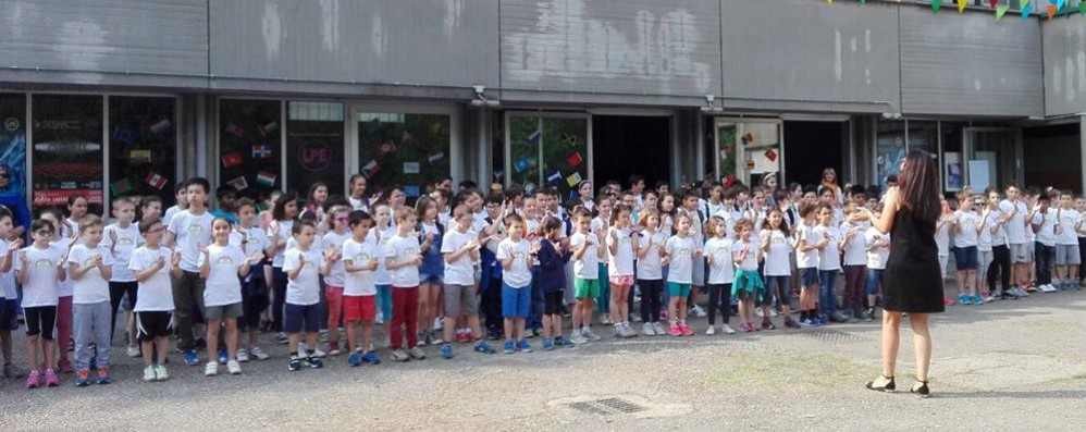 Gli alunni nel cortile interno della scuola Puecher