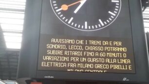 Il tabellone luminoso che a Milano Centrale annunciava i problemi sulla tratta ferroviaria