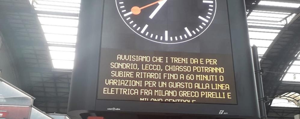 Il tabellone luminoso che a Milano Centrale annunciava i problemi sulla tratta ferroviaria