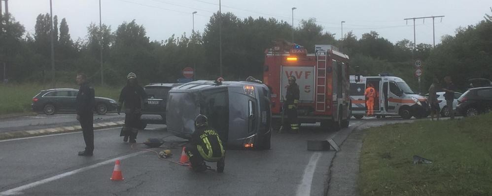 L'auto ribaltata all'incrocio della bananina sulla Sp177