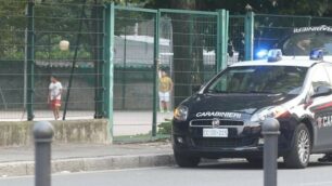 I carabinieri davanti al giardinetto dove è accaduto l’episodio