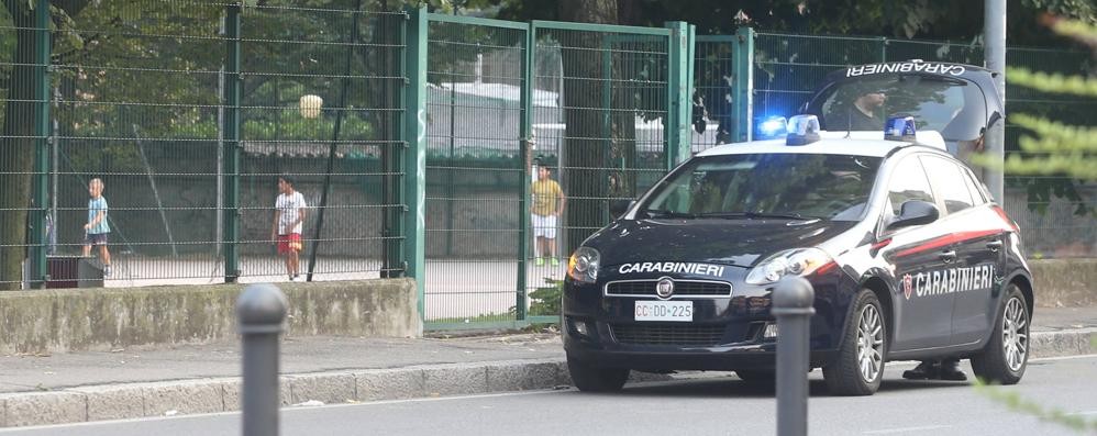 I carabinieri davanti al giardinetto dove è accaduto l’episodio