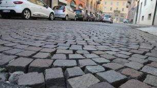 La via Cairoli di Monza: il porfido sarà sostituito dall’asfalto