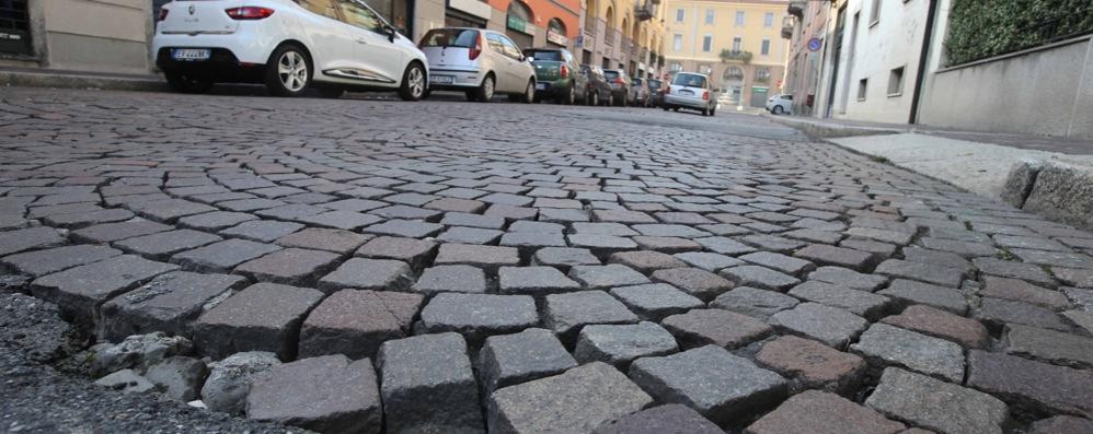 La via Cairoli di Monza: il porfido sarà sostituito dall’asfalto