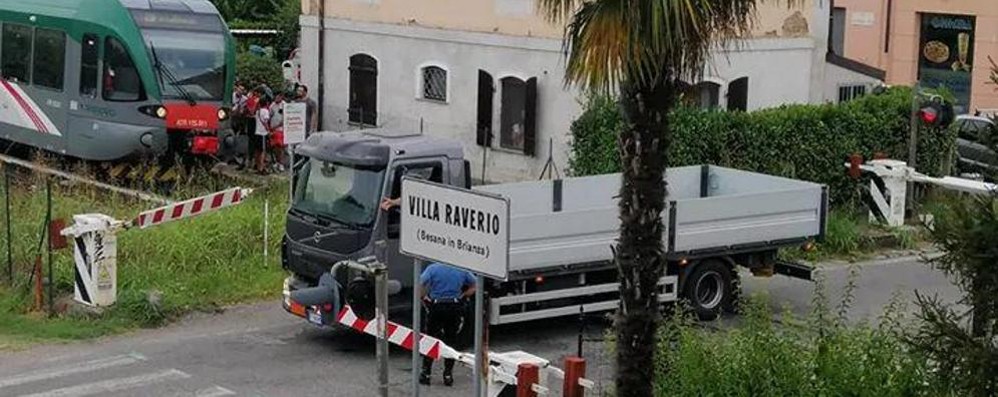 Besana in Brianza camion passaggio a livello - foto da facebook/Besana Brianza News - Sei di Besana se