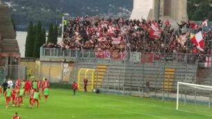 Calcio serie C Como Monza: i tifosi biancorossi festeggiano allo stadio Sinigaglia con i giocatori sotto la curva