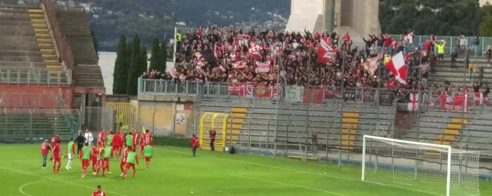 Calcio serie C Como Monza: i tifosi biancorossi festeggiano allo stadio Sinigaglia con i giocatori sotto la curva