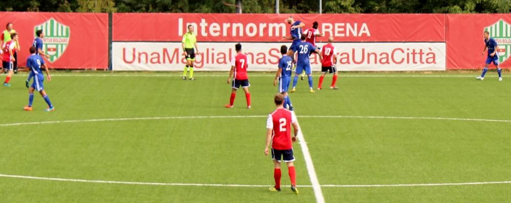 Calcio, Seregno: una fase di gioco a metà campo a Bolzano