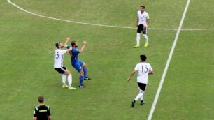 Calcio, Seregno: un intervento difensivo di Martino Borghese