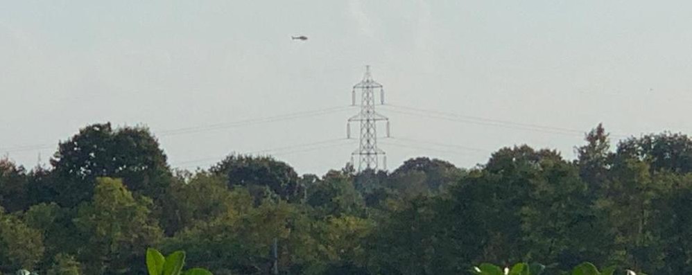 L’elicottero vicino ai tralicci nella zona di Lesmo