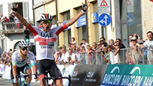 L’arrivo a braccia alzate di leksandr Riabushenko (Uae Team Emirates) , vincitore della Coppa Agostoni